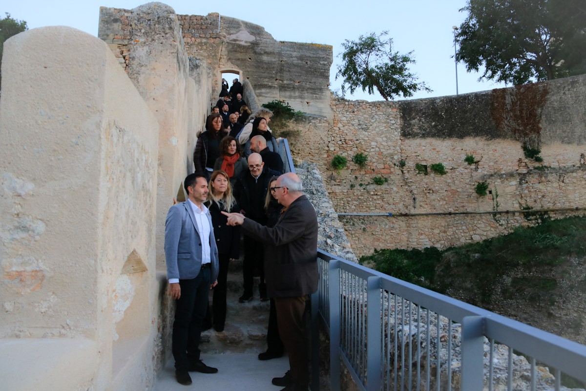 La consellera de Cultura, Natàlia Garriga, acompanyada de la resta d'autoritats en la inauguració de les obres del pas de ronda medieval de Muralles de Tortosa  