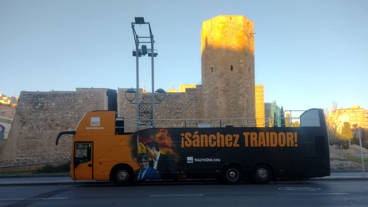 Imatge de l'autobús contra Pedro Sánchez davant del Circ Romà de Tarragona.