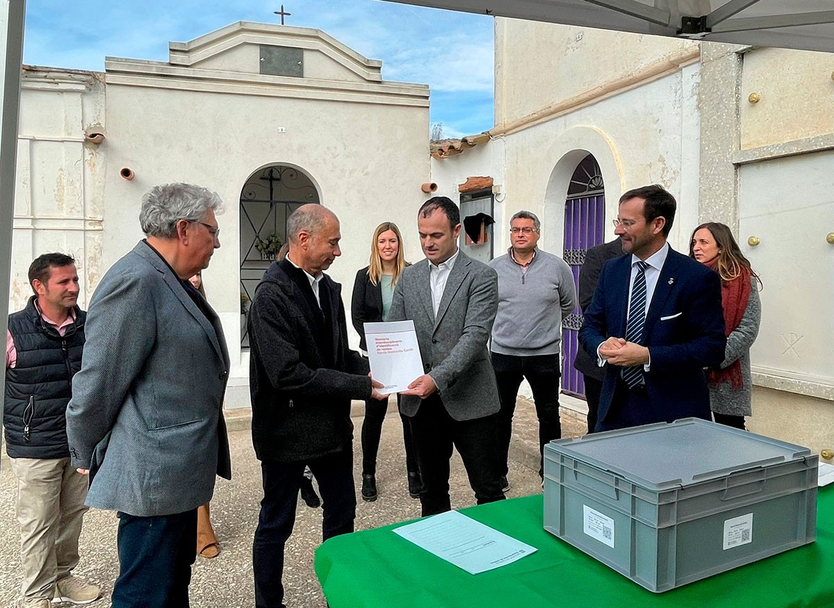 El director general de Memòria Democràtica, Alfons Aragoneses, entrega la memòria d'identificació de restes als familiars de Narcís Mediavilla.