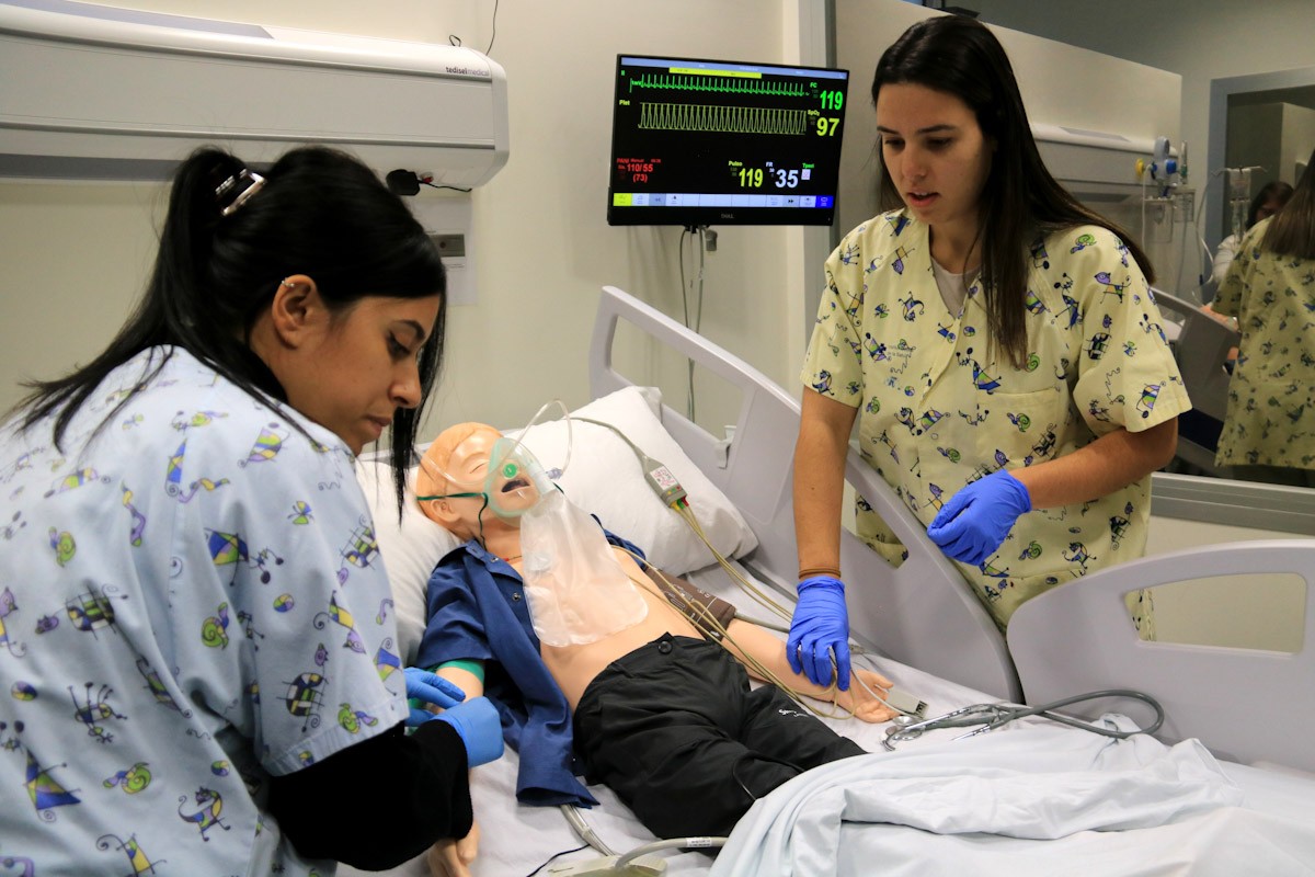 Dues infermeres pediàtriques fan pràctiques a les aules de simulació de la URV  
