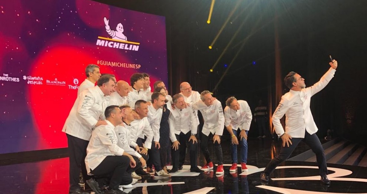 Tots els xefs amb tres estrelles Michelin fent-se un selfie al final de la gala
