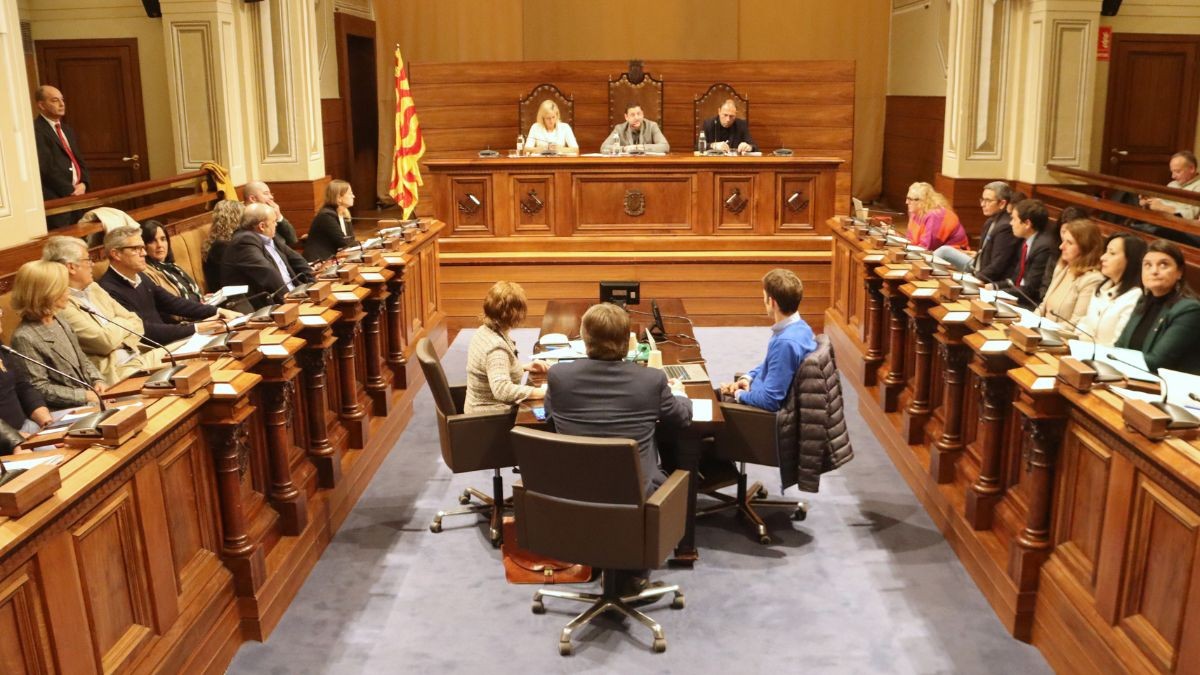La sessió plenària s'ha celebrat a la Diputació de Tarragona per les obres al palau municipal.