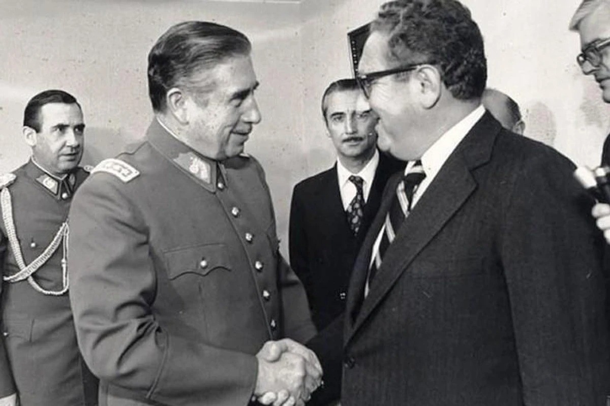 Henry Kissinger saluda el general Pinochet a Xile.