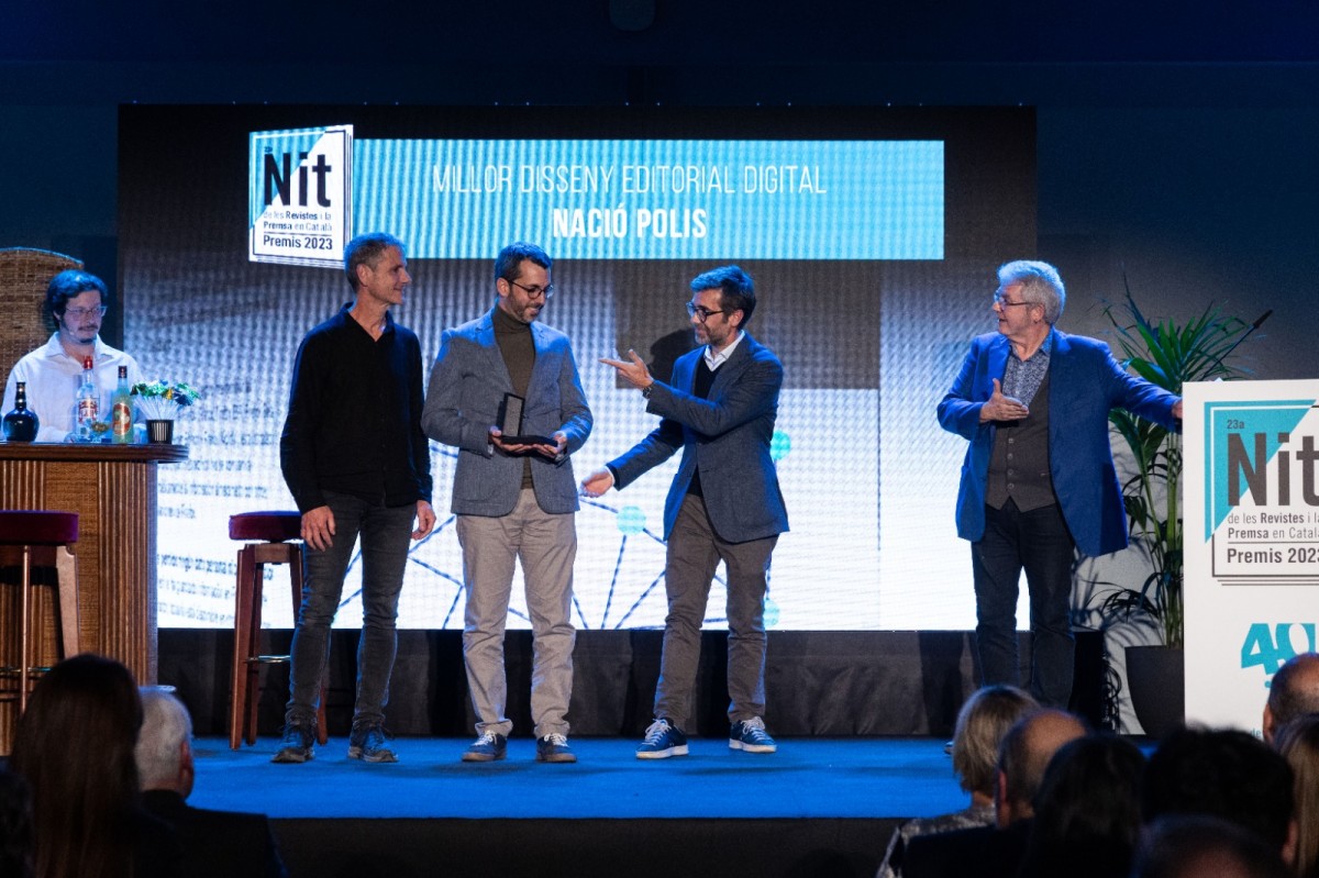 Roger Tugas i Marc Basté en el moment de rebre el guardó per al millor disseny digital per a NacióPolis.
