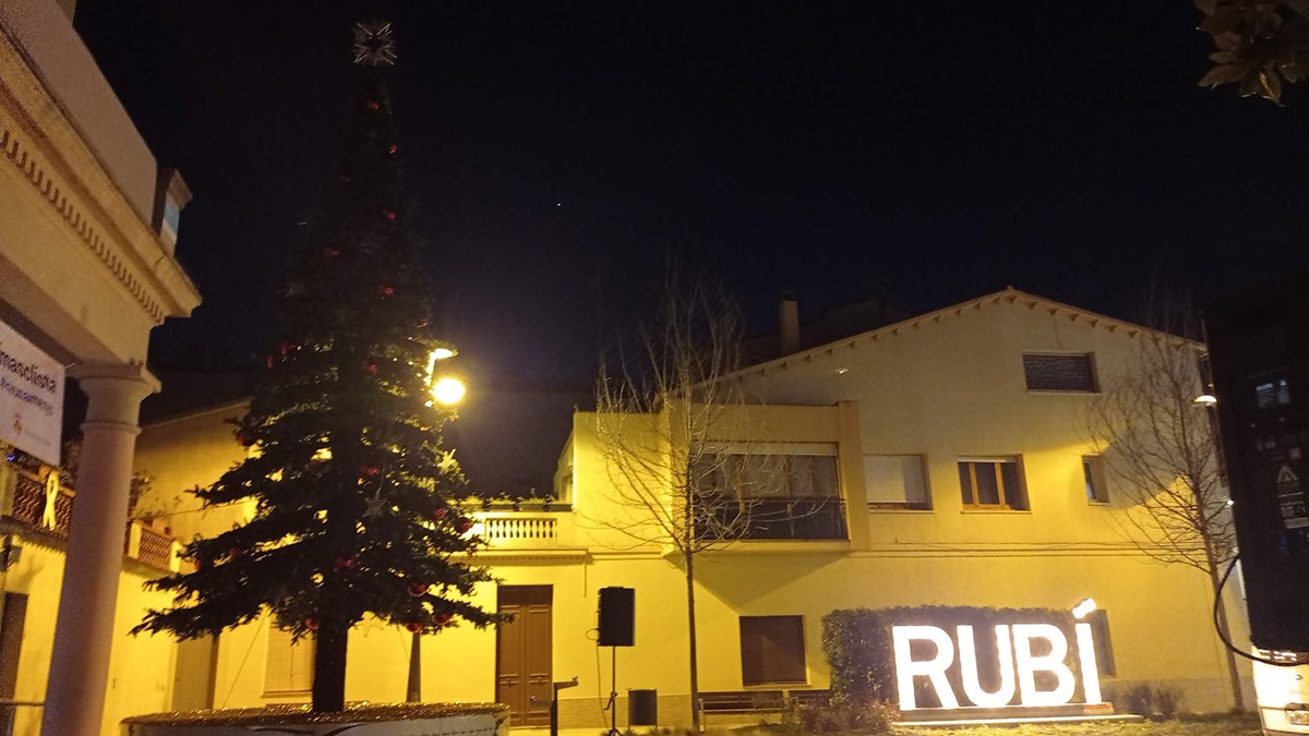 L'arbre de Nadal de Rubí, davant de l'Ajuntament
