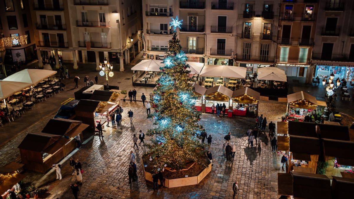 L'arbre de Nadal de Reus, situat a la plaça Mercadal, és candidat a ser un dels millors de Catalunya