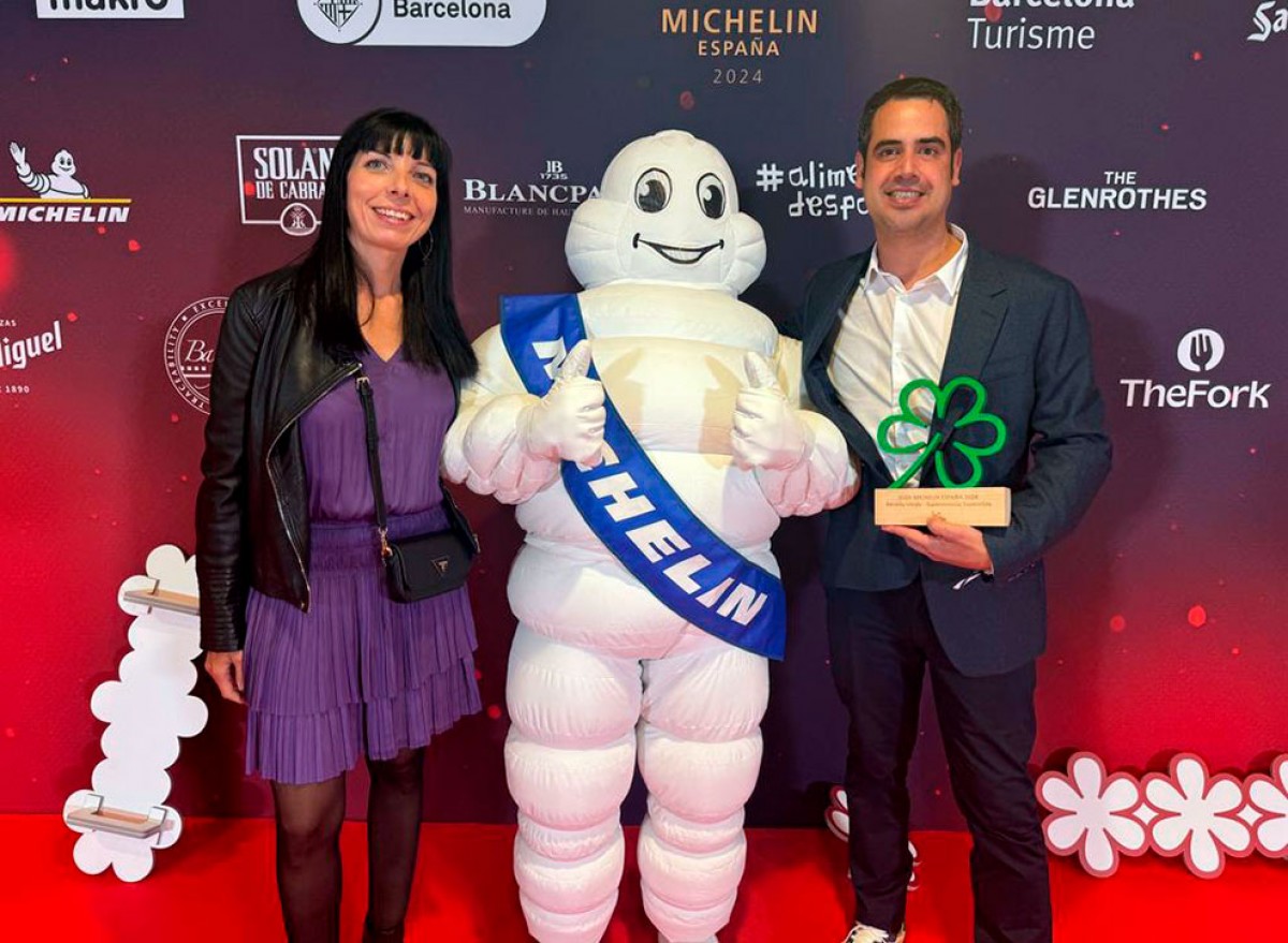 Joan Capilla i Cynthia del Pino, recollint l'estrella verda Michelin.