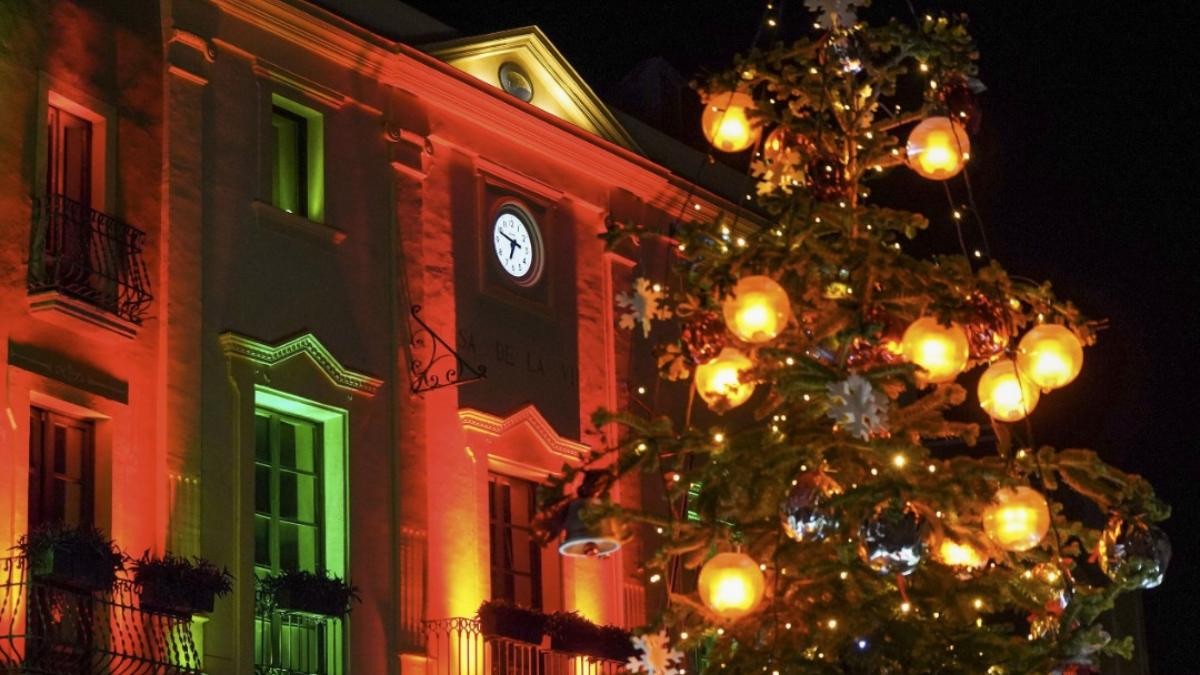 Ajuntament d'Alcover il·luminat per Nadal