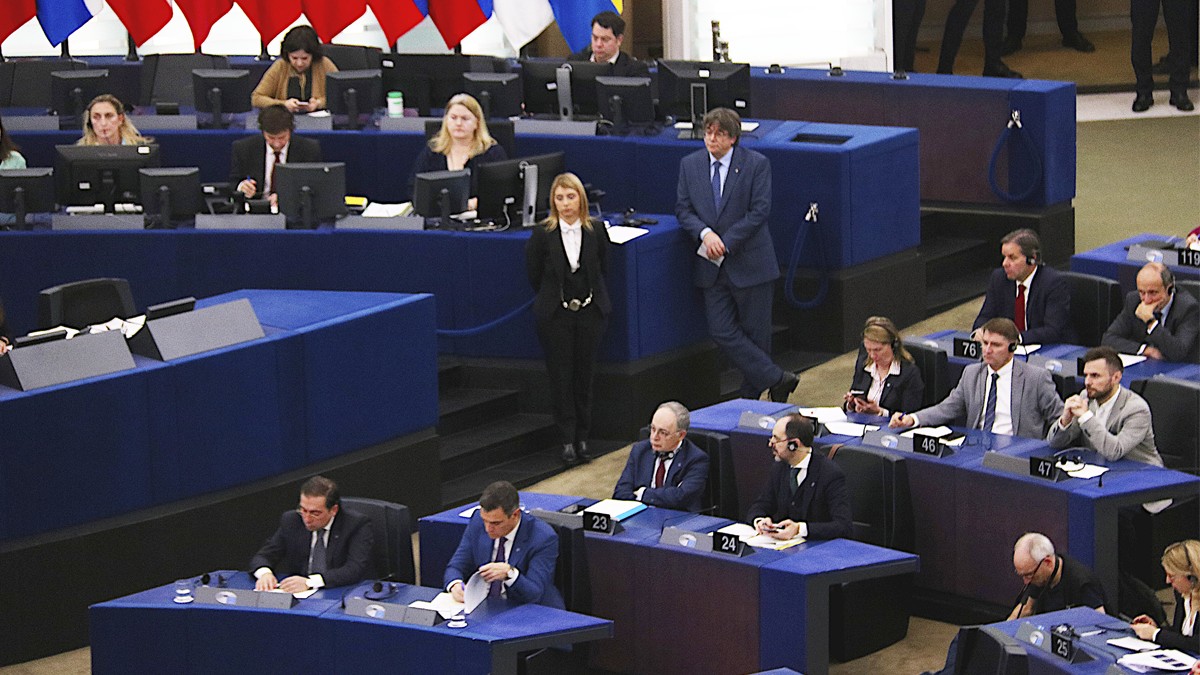 Puigdemont espera torn per intervenir al debat de l'Eurocambra just darrere de Sánchez