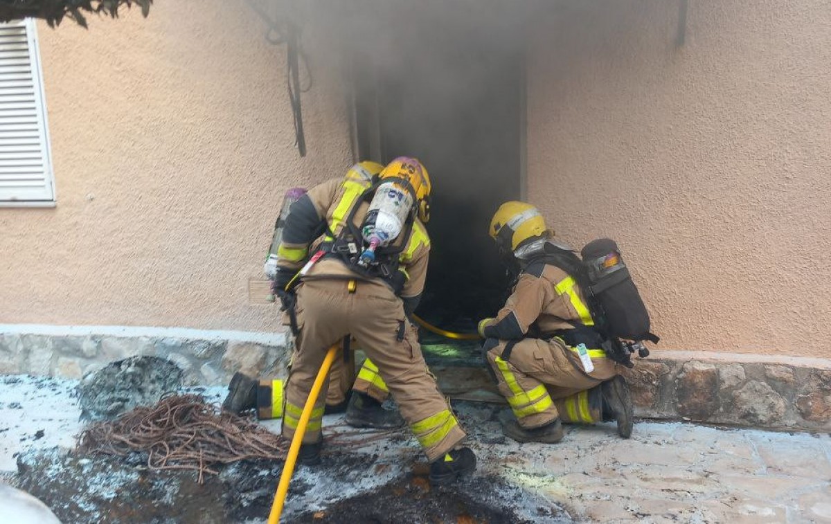 Els Bombers treballant en l'incendi d'un habitatge a l'Ampolla  