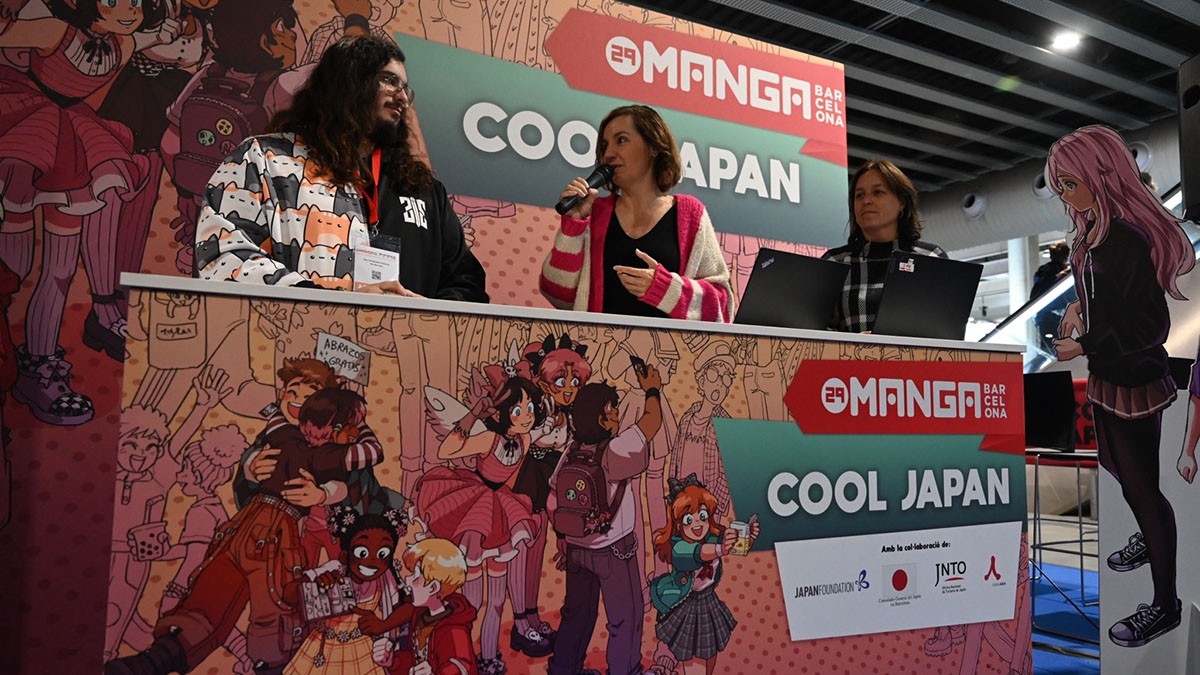 Pau Fernández, guionista del manga, amb Anna Caula, secretària general de l'Esport