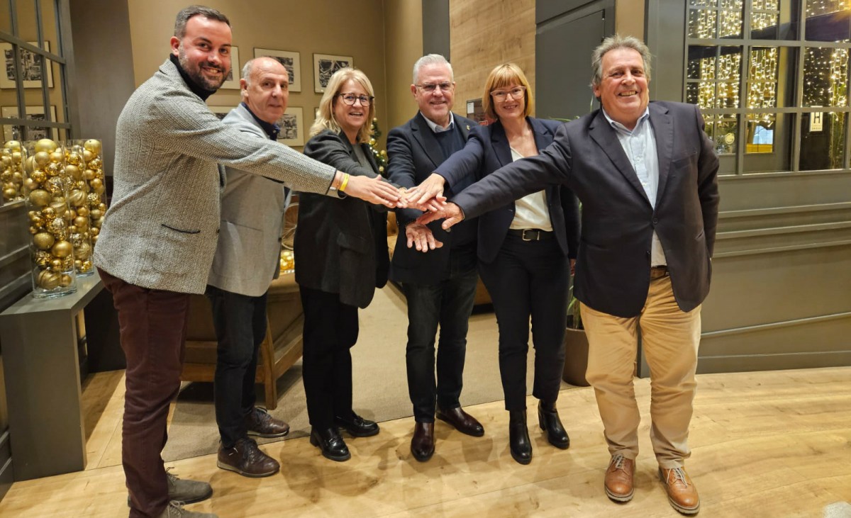 Els alcaldes de Deltebre, l'Ampolla i l'alcaldessa de l'Ametlla de Mar en la reunió a Barcelona contra el decret als municipis turístics 