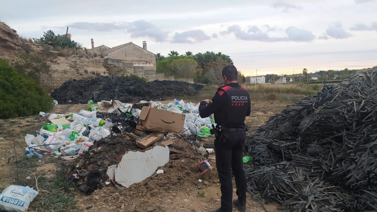 Imatge d'un agent dels Mossos a la parcel·la de Tortosa en què es va trobar l'abocament.
