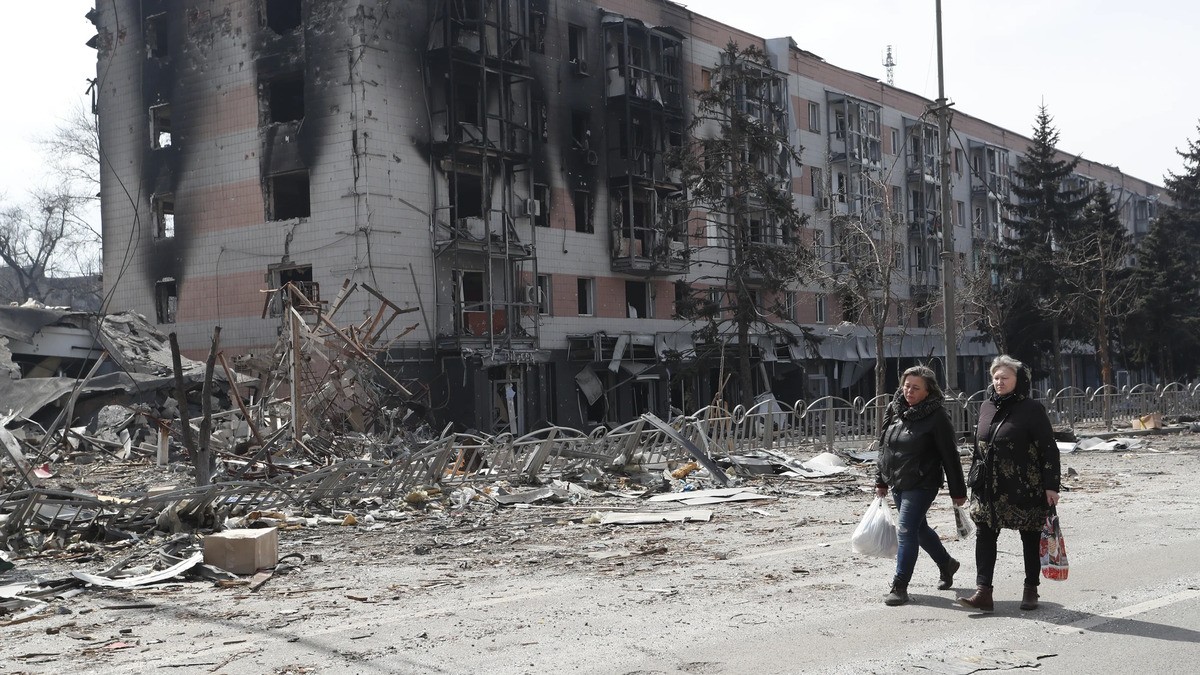 Dues dones passejant per Mariupol en una estranya normalitat després d'un bombardeig rus