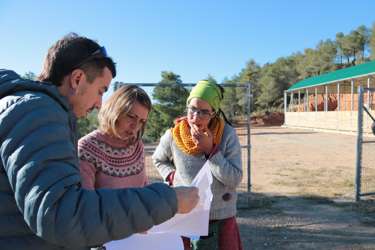 Els tècnics Marc González i Maria Díaz de Quijano repassen plànols de les finques de pastoreig juntament amb la Vanessa Salvador, una interessada en el projecte Espai Test Agrari   
