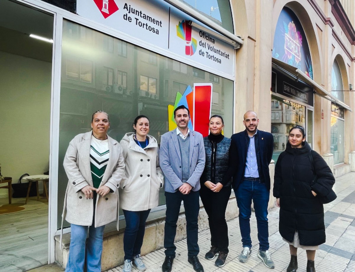 Nova ubicació de l'Oficina del Voluntariat  a l'exterior del mercat municipal de Tortosa 