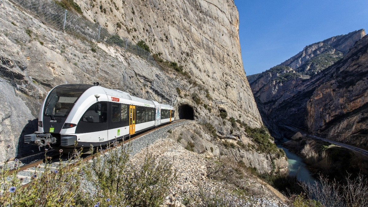 A la imatge el tren que cobreix la línia Lleida-la Pobla de Segur