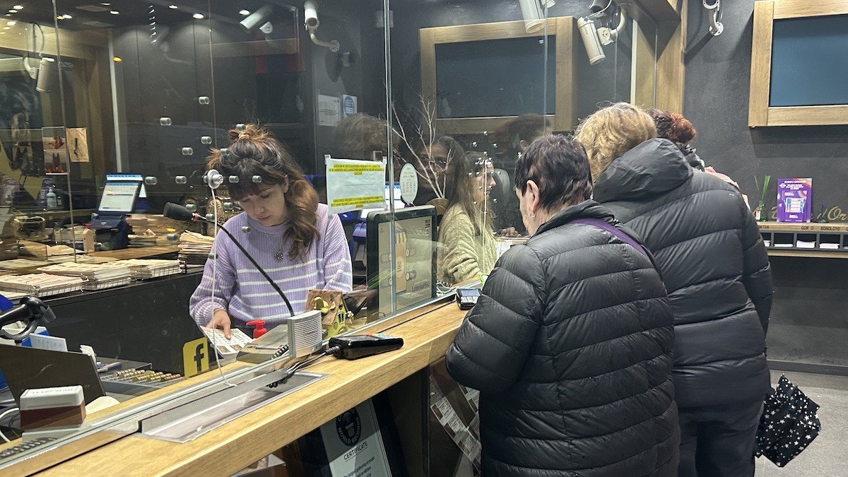 Tres clientes comprant loteria aquest desembre a La Bruixa d'Or
