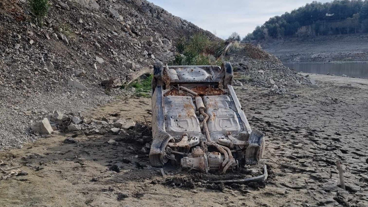 Imatge del cotxe robat fa 26 anys a Tarragona que ha aparegut al pantà de Riudecanyes.