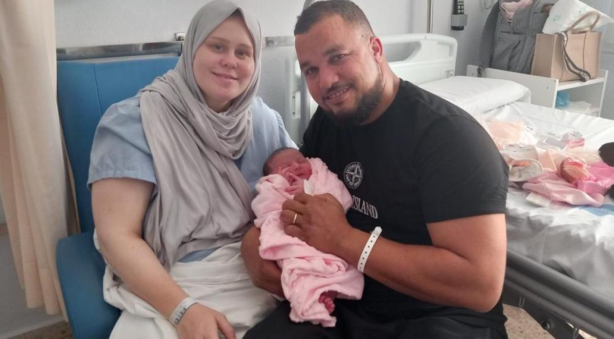 L'Ayah amb els seus pares a l'Hospital Verge de la Cinta