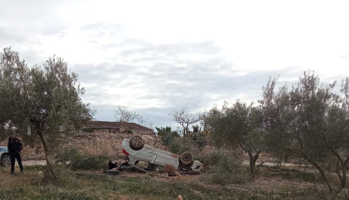 El cotxe bolcat en un camp d'oliveres després de la persecució policial