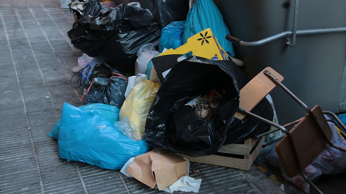 Les deixalles acumulades durant una de les jornades de vaga a Torredembarra.