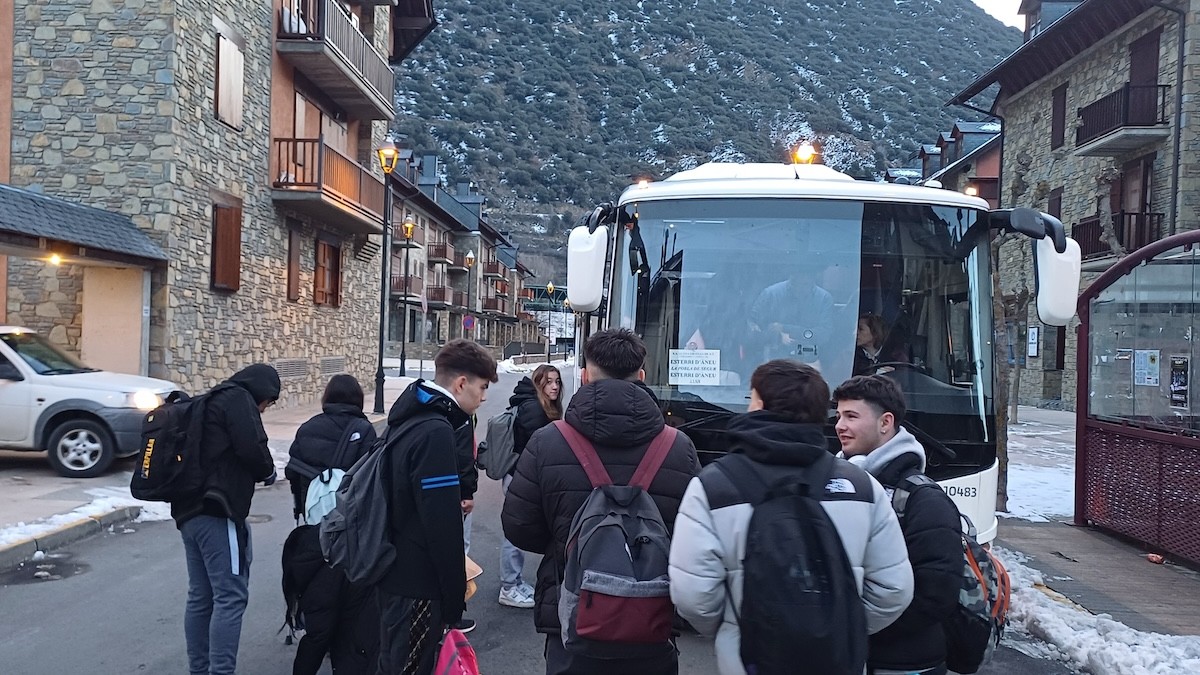 Alumnes esperant per pujar al bus a Esterri d'Àneu