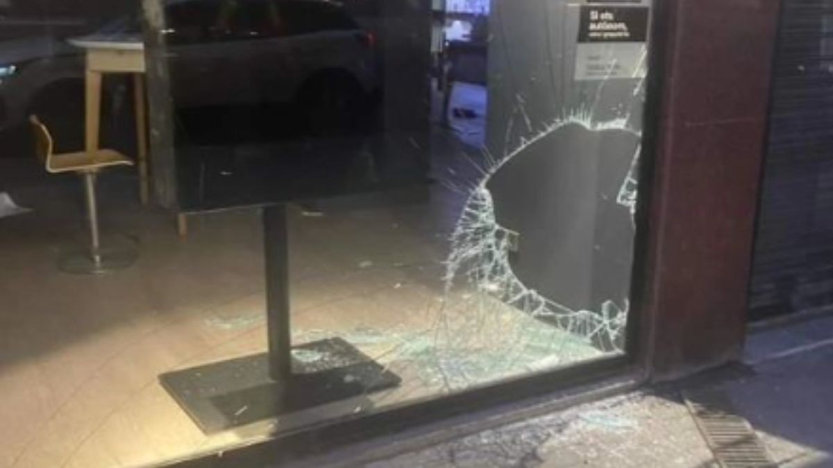 Imatge de l'aparador de la botiga Orange de Tarragona que ha estat arrasada.