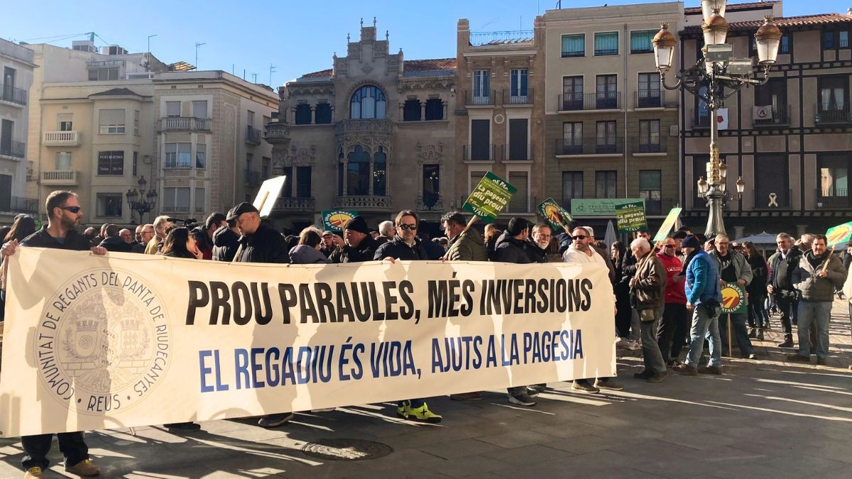La concentració a la plaça Mercadal ha servit a Unió de Pagesos per fer una crida ciutadana per signar el Manifest de l'Aigua