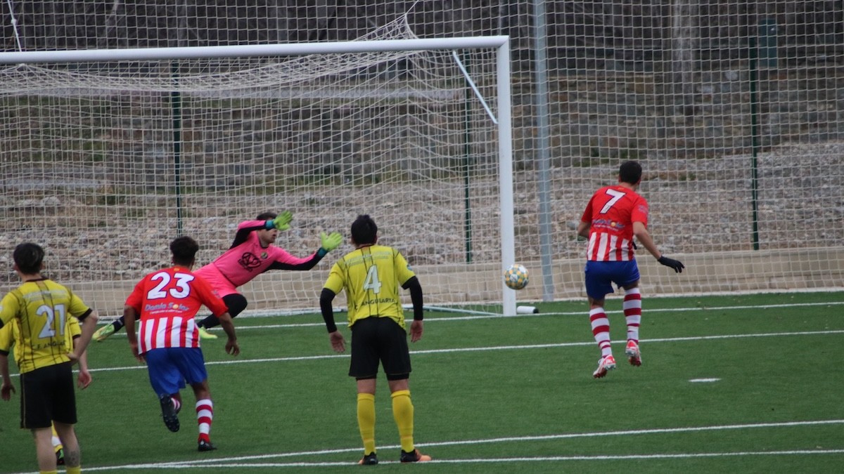 Miki Molleví marcant el primer gol des del punt de penal