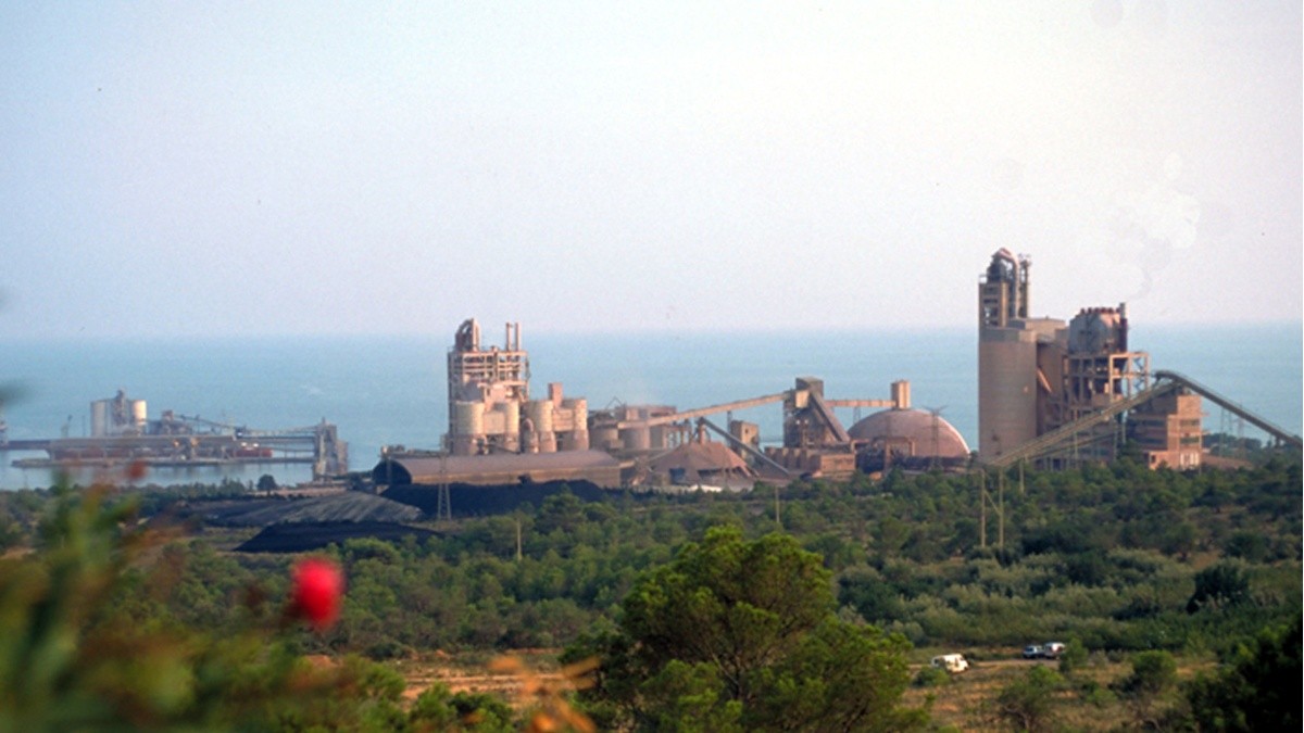 Vista panoràmica de la planta de Cemex a Alcanar.