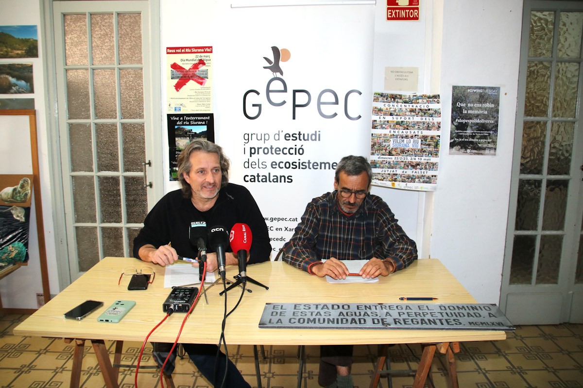 El president del GEPEC-EdC, Xavi Jiménez, i el delegat d'aigua de l'entitat, Andreu Escolà, durant la roda de premsa per valorar les propostes per traspassar aigua de l'Ebre cap al Priorat  