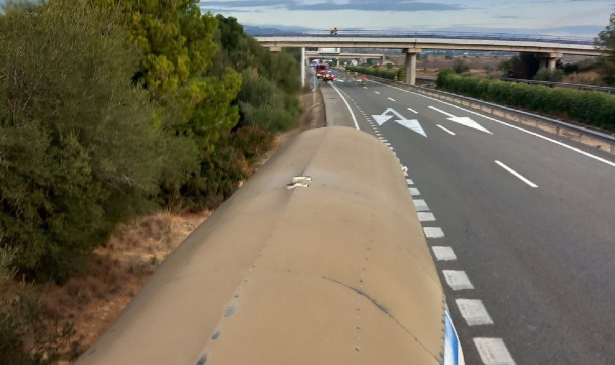 Camió de butà en un voral de l'autopista AP-7 al terme de l'Aldea 
