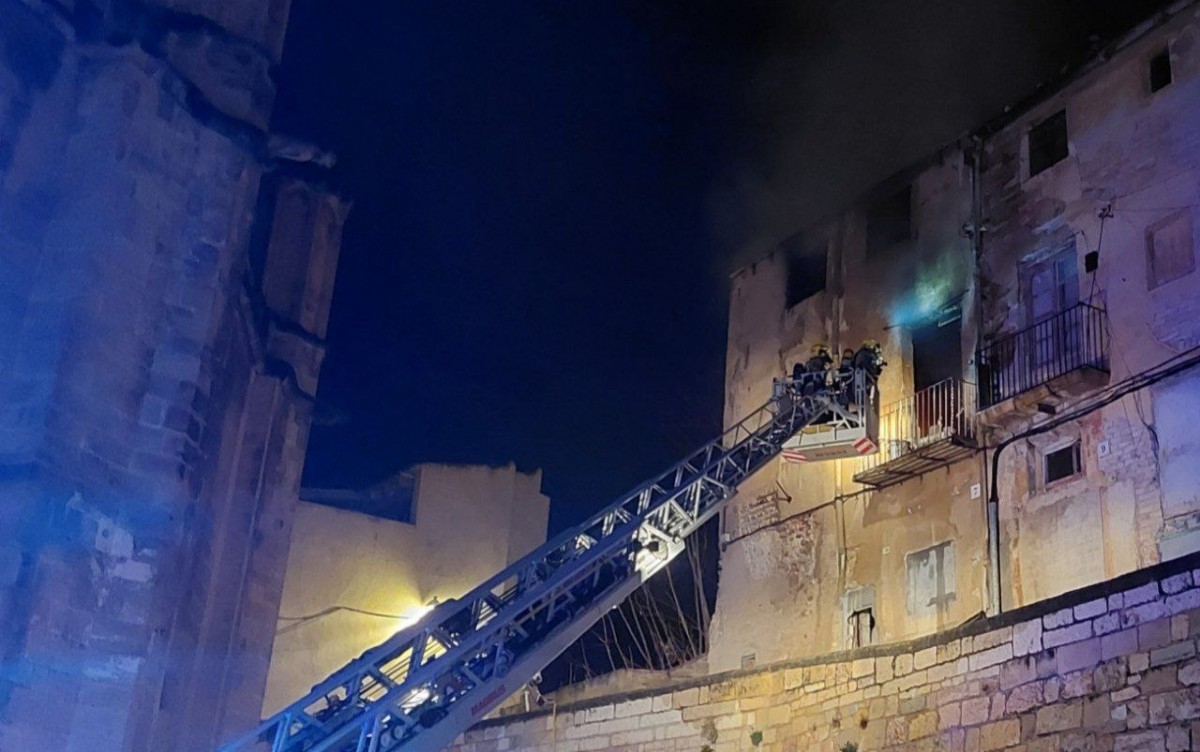 Els bombers durant les tasques d'extinció de l'incendi d'una casa al Nucli Antic de Tortosa 