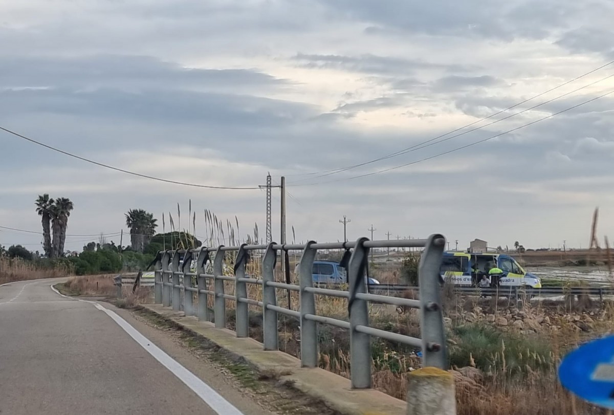 Efectius policials i ambulàncies en el lloc de l'accident a la carretera entre Poble Nou del Delta  i la Ràpita. 