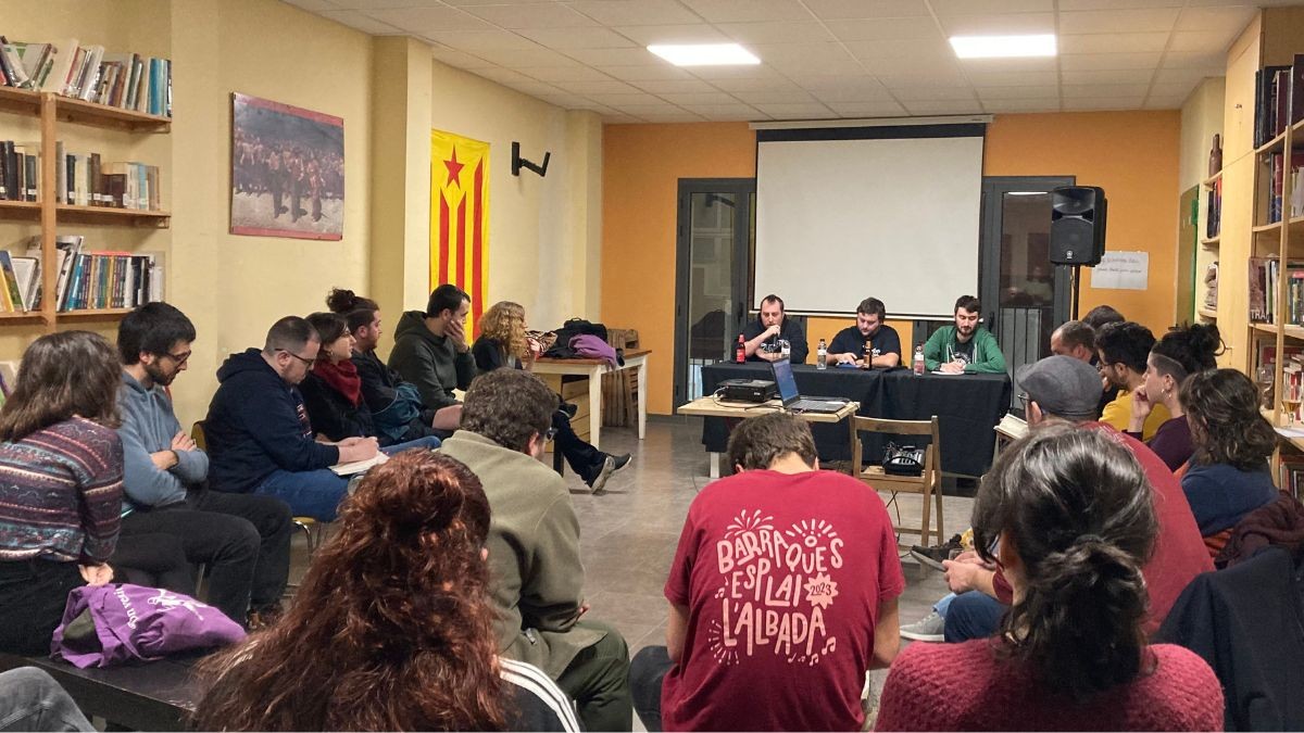 El Casal Despertaferro va acollir una taula rodona on es van reunir membres de coordinadores de barraques populars d'altres municipis