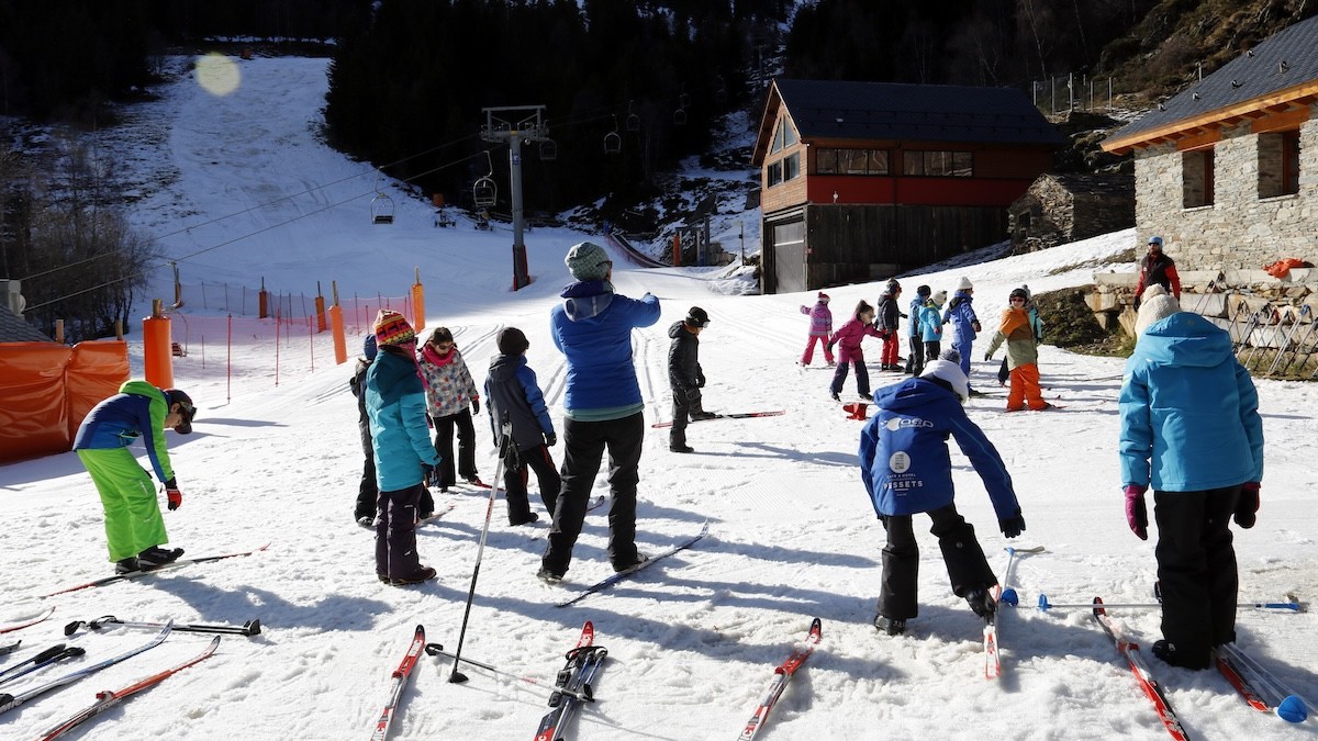 Un grup d'alumnes a l'estació d'esquí de Tavascan