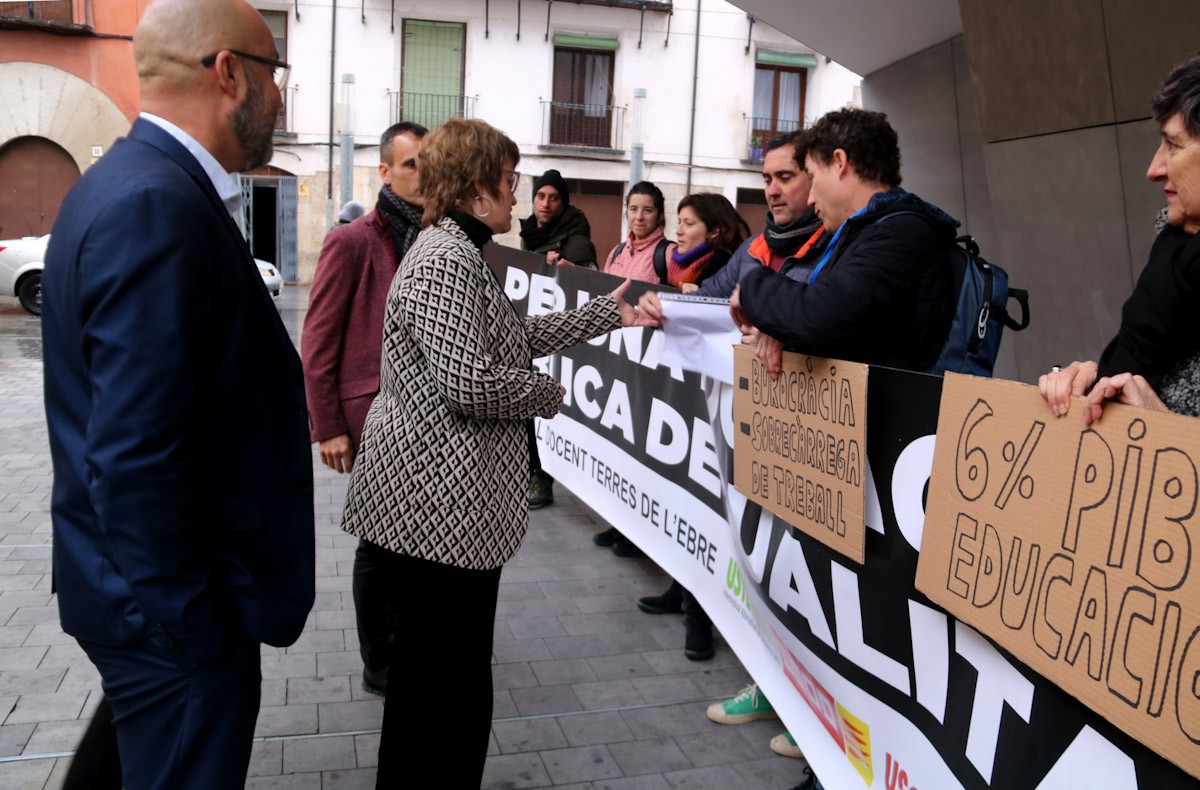 La consellera Anna Simó rep un manifest dels sindicats del sector a les portes de la delegació del Govern a Tortosa  