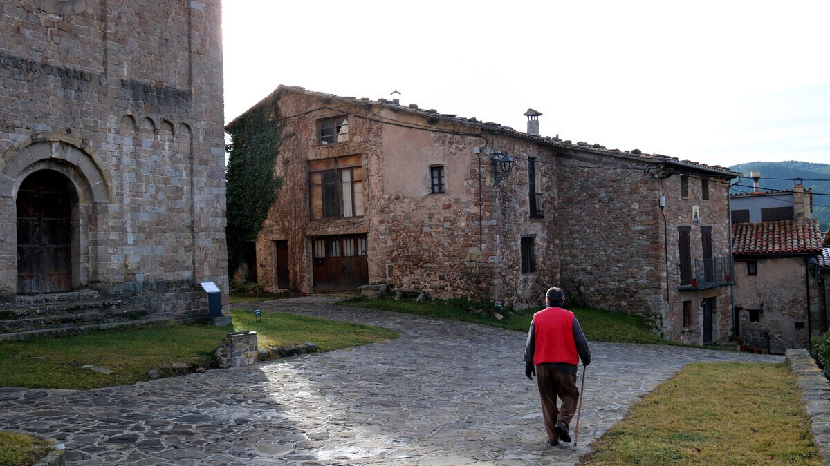 Un veí de Sant Jaume de Frontanyà passejant pel poble