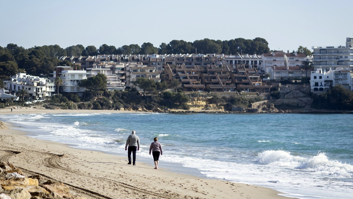 Una parella passeja per la platja d'Altafulla