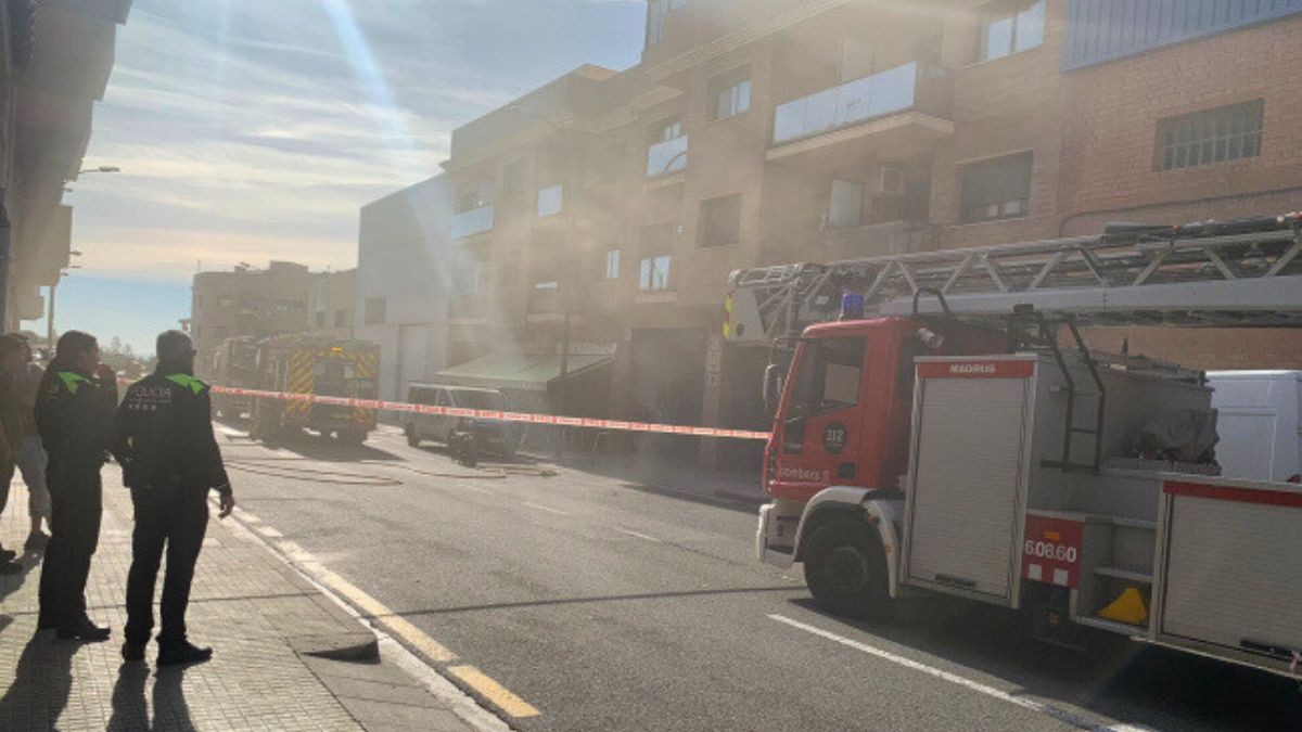 L'incendi s'ha produït en un taller del carrer de Pere Benavent de Reus