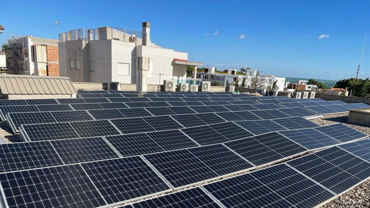 Primeres plaques fotovoltaiques d'autoconsum instal·lades en habitatges de l'Ampolla 