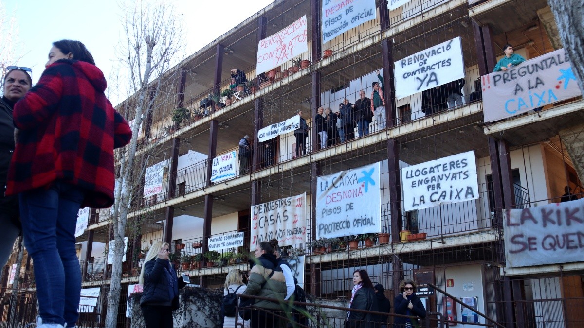 Una seixantena de persones concentrades per aturar el desnonament d'una família d'un habitatge protegit a Salou.