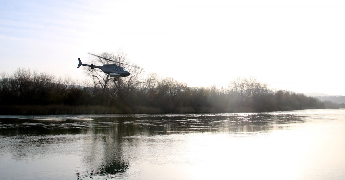 L'helicòpter fent el tractament contra la mosca negra a l'Assut de Xerta  