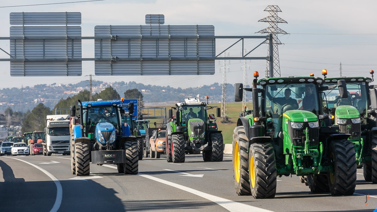 Centenars de pagesos amb els seus tractors circulen per la C-58 de camí a Barcelona 