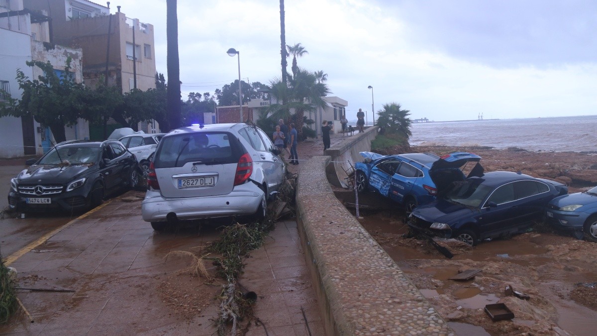 Pla obert de cotxes destrossats a les Cases d'Alcanar després de l'aiguat de l'any 2021.