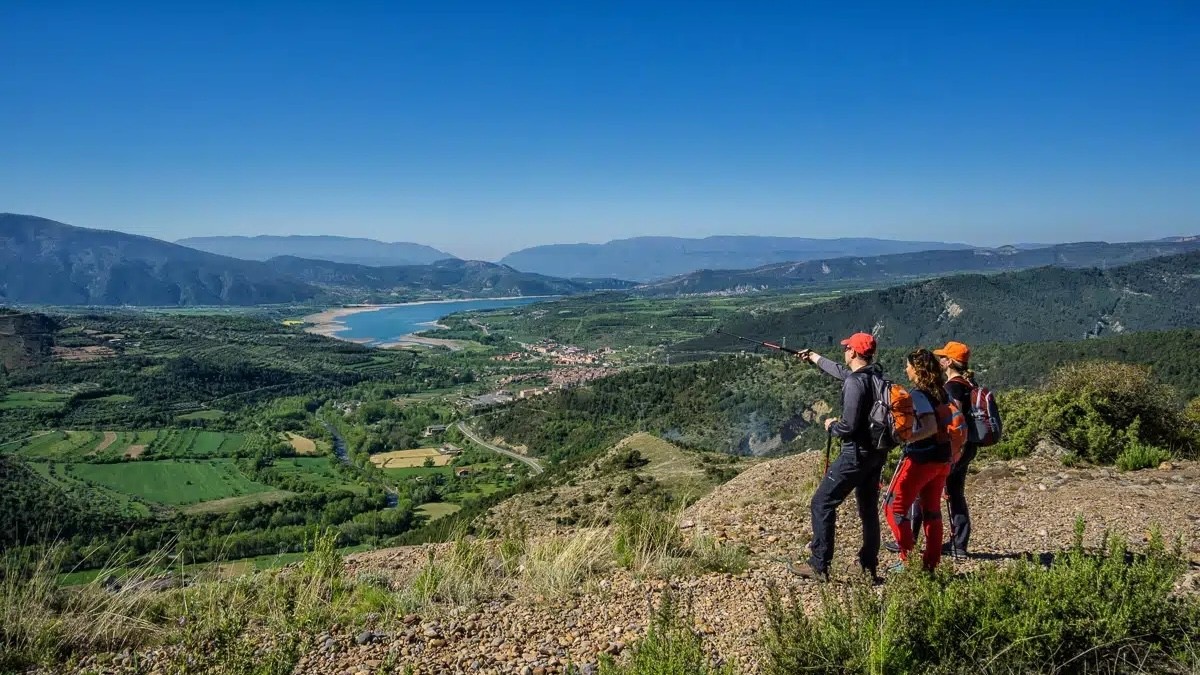 Tres persones practicant senderisme al Pallars Jussà
