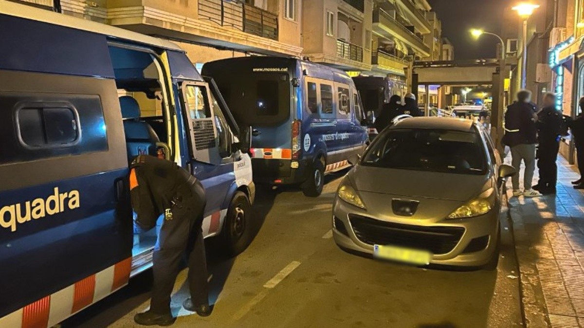El desplegament dels cossos i forces de seguretat es va fer al carrer Lluís Companys del Vendrell.