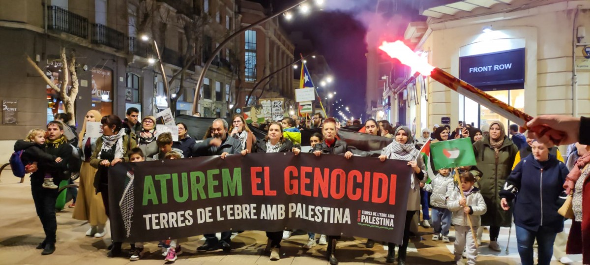 Manifestació contra el genocidi al poble palestí avançant pel centre de Tortosa 