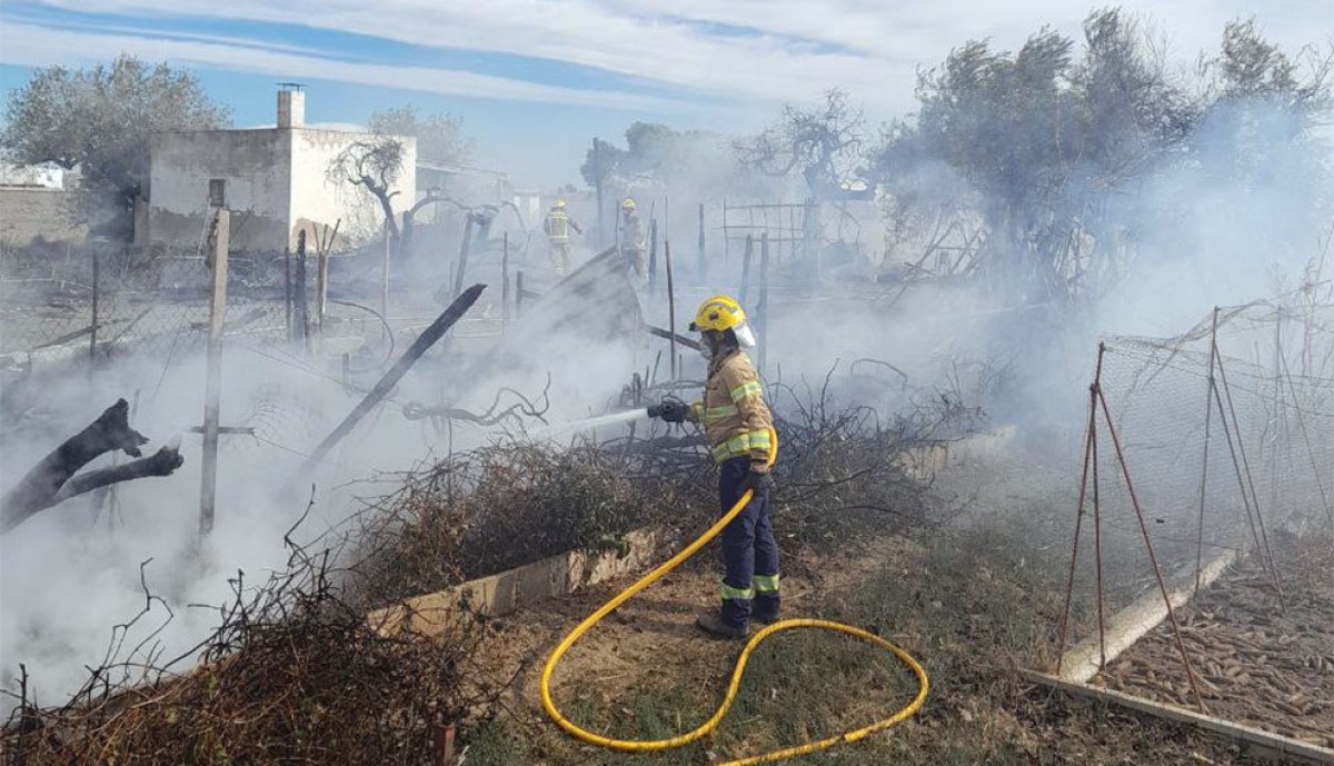 L'incendi que s'ha declarat este diumenge a mig matí a la Ràpita.